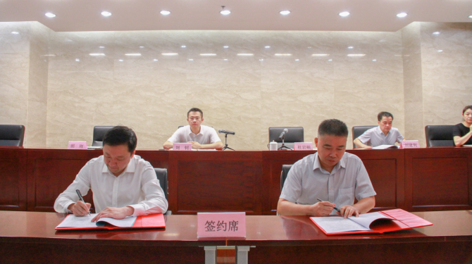 西投控股舉行公司經(jīng)理層及全資子公司、主要控股公司經(jīng)理層崗位聘任協(xié)議簽訂儀式